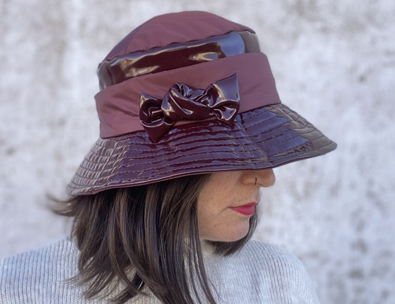 Img chica con gorro impermeable